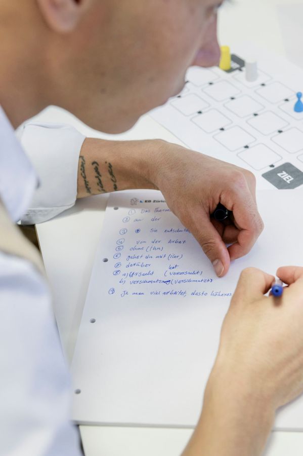 Das Tattoo auf Altafs Handgelenk erinnert ihn an die tiefe Bindung zu seiner Mutter in Afghanistan. «Landschaft des Todes» lautet das andere Tattoo auf seinem Handrücken. «Ich stand mehrfach dem sicheren Tod gegenüber – und habe doch überlebt», sagt er.